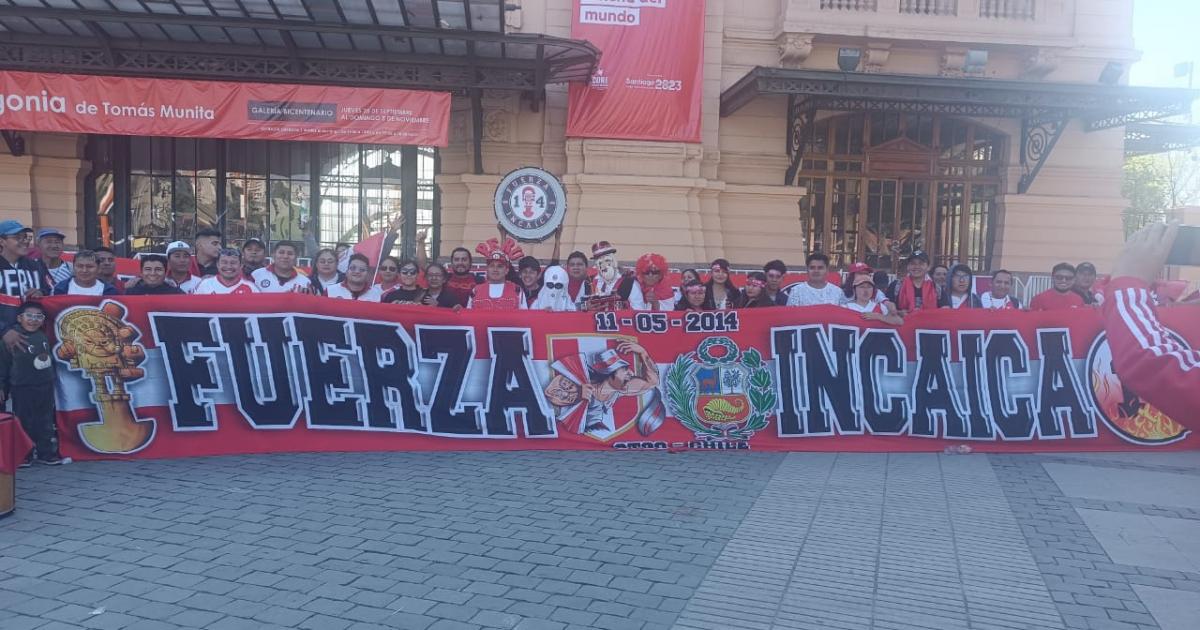 HINCHAS PERUANOS REALIZARON PRIMER BANDERAZO EN CHILE