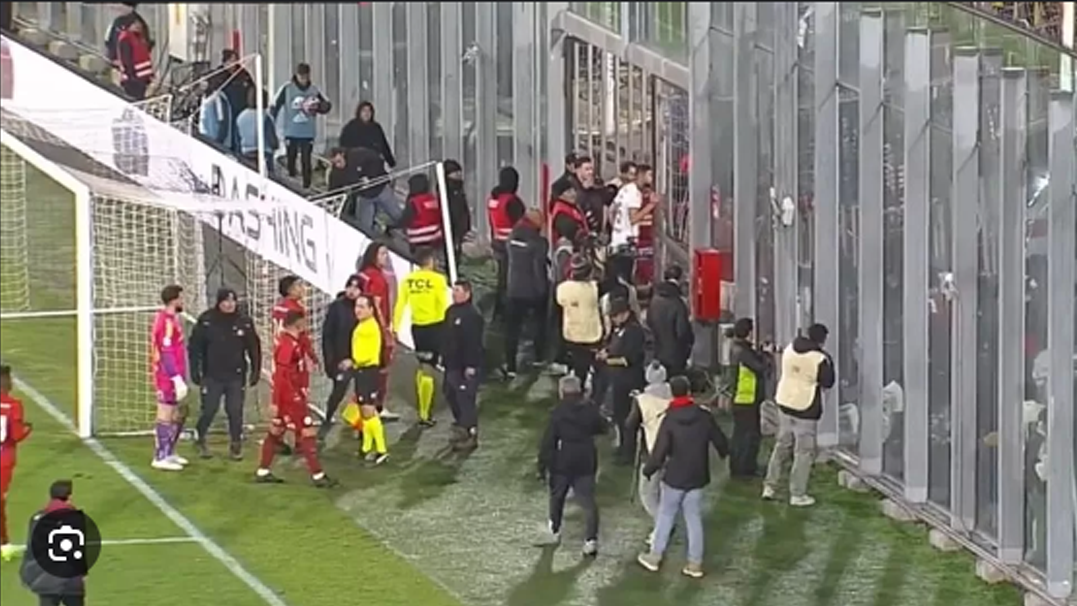Partido entre Colo Colo y Universitario se suspendió por violencia de la hinchada local