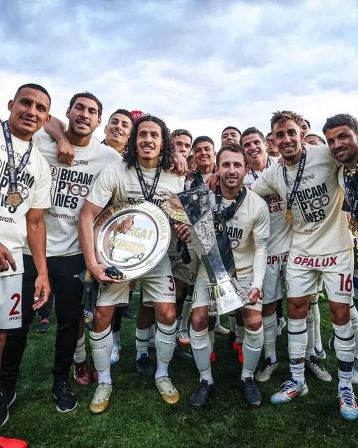 UNIVERSITARIO CAMPEÓN DEL CLAUSURA ,CAMPEÓN NACIONAL Y BICAMPEONES